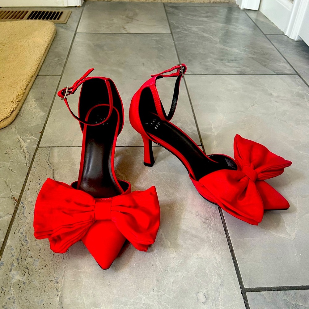 Size 9 red heels with bow
